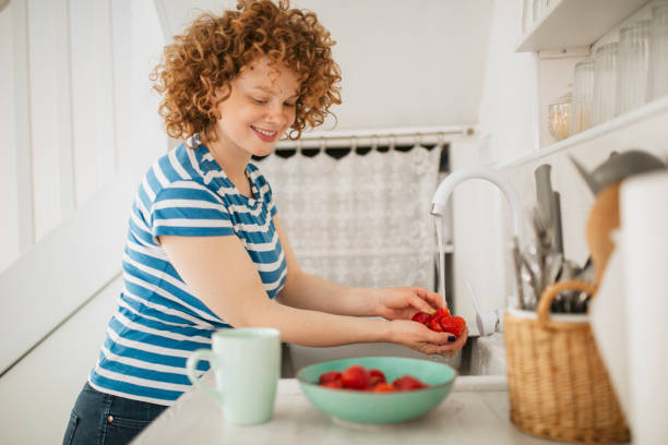 아름다운 젊은 여자 세탁 식료품 후 쇼핑 - washing fruit preparing food strawberry 뉴스 사진 이미지