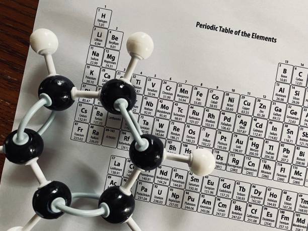 benzene - chemical compound model - molecular formula c6h6 - periodic table chemistry science molecule imagens e fotografias de stock