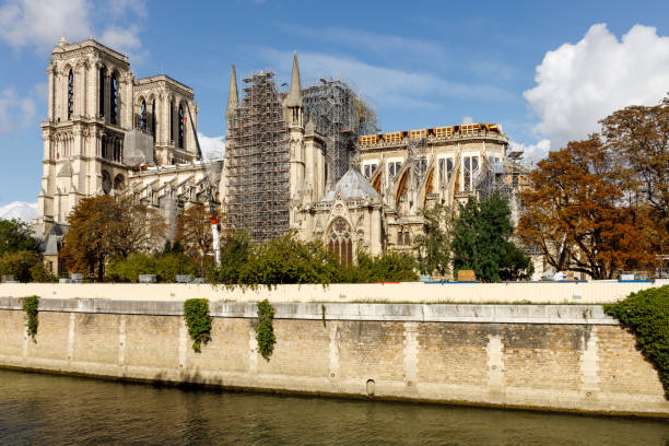 Reconstruindo a Catedral de Notre Dame após o incêndio - foto de acervo