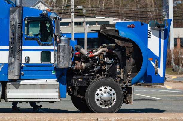 semi truck engine trouble - turbo diesel imagens e fotografias de stock