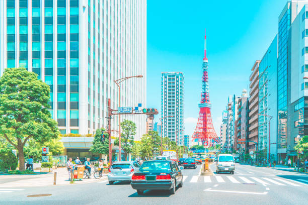 tokyo tower mit blauem himmel - japan tokyo tower tokyo prefecture tower stock-fotos und bilder
