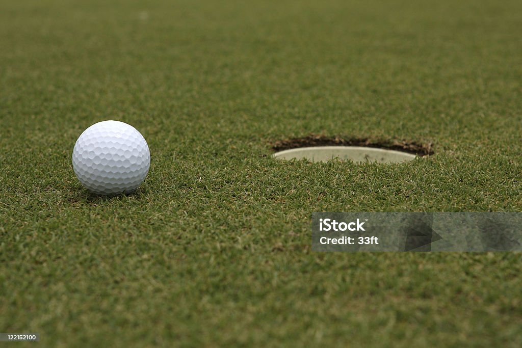 Golfball in der Nähe von cup - Lizenzfrei Einlochen - Golf Stock-Foto