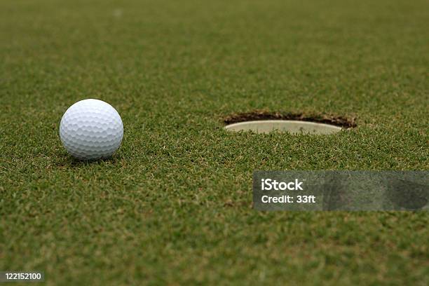 Golfball In Der Nähe Von Cup Stockfoto und mehr Bilder von Einlochen - Golf - Einlochen - Golf, Einzelveranstaltung, Farbbild