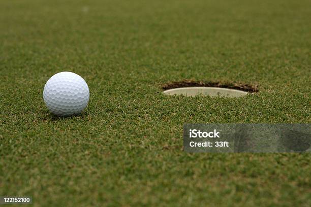 Bola De Golfe Perto Do Recipiente - Fotografias de stock e mais imagens de Atirar à Baliza - Atirar à Baliza, Atividade Recreativa, Bola de Golfe