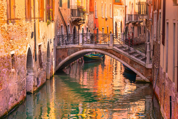 日の出の日の出の水運河のヴェネツィア橋 - ヴェネツィア、イタリア - italy house sunny outdoors ストックフォトと画像