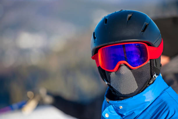 スキーの楽しい一日の後にグーグルを身に着けているスキーヤーの肖像画。 - sports helmet powder snow ski goggles skiing ストックフォトと画像