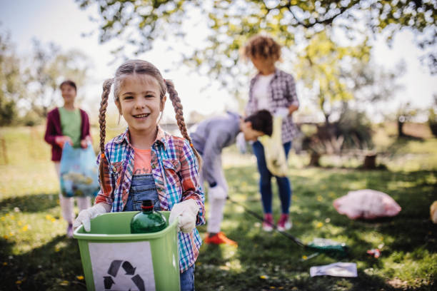 семейная уборка леса - sustainable resources environment education cleaning стоковые фото и изображения