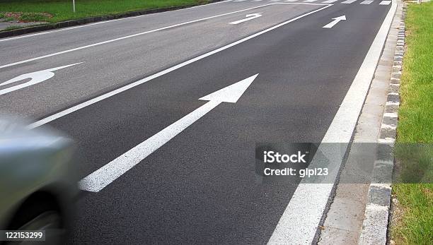 Foto de Em Frente E Vire e mais fotos de stock de Carro - Carro, Dividindo Carro, Sinal de Pistas de Tráfego