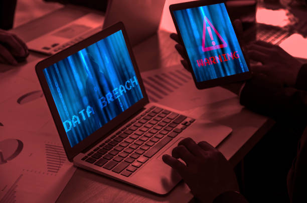 사무실에서 컴퓨터 노트북과 태블릿을 사용하는 사업가는 전쟁 경고를 얻을. 보안되지 않은 바이러스는 해커에 의해 안전하지 않은 해킹을 감지. 데이터 침해 보안 기밀 데이터 사이버 범죄. 사 - security breach 뉴스 사진 이미지