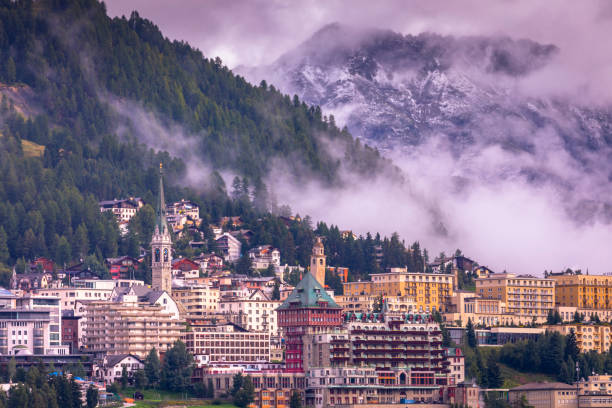 paysage urbain du centre-ville de st moritz sous la brume de montagne, engadine - suisse - oberengadin photos et images de collection