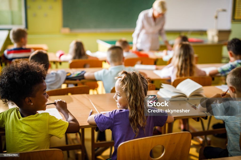 초등학교 에서 수업 중에 말하는 웃는 여학생의 뒷모습 고등학교 이하에 대한 스톡 사진 및 기타 이미지 - 고등학교 이하, 공부 ...