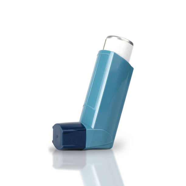 asthma relief spray isoliert auf weißem hintergrund. mit clipping-pfaden. - asthmainhalator stock-fotos und bilder