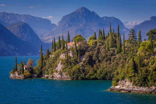 マルチェチーヌ近くのガルダ湖とトレンティーノアルパインの風景、イタリア - lake garda sunset blue nautical vessel ストックフォトと画像