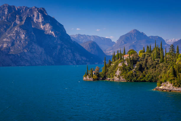 マルチェチーヌ近くのガルダ湖とトレンティーノアルパインの風景、イタリア - lake garda sunset blue nautical vessel ストックフォトと画像