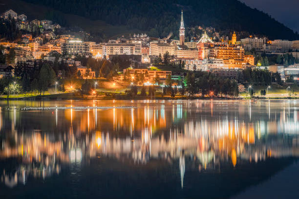 st. moritz iluminado à noite e refllection em lago pacífico, engadine - suíça - engadine switzerland village church - fotografias e filmes do acervo