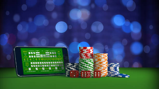 онлайн казино азартные игры концепции со смартфоном - gambling chip green stack gambling стоковые фото и изображения