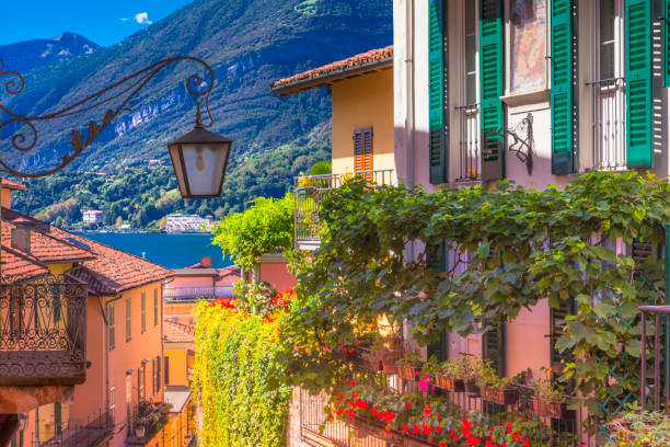 balcones macizos de flores y farola sobre el lago de como, casco antiguo – bellagio, italia - villa italian culture facade ornamental garden fotografías e imágenes de stock