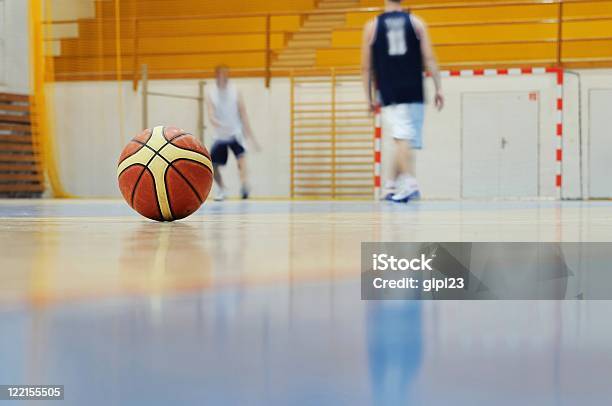 Тренировки Баскетбол — стоковые фотографии и другие картинки Баскетбол - Баскетбол, Баскетбольный мяч, Деревянный пол