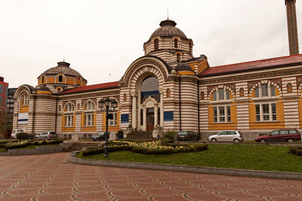 centralna publiczna łaźnia mineralna w sofii, zbudowana w latach 1906-1913, średniowieczny plac banski - former famous place east architecture zdjęcia i obrazy z banku zdjęć