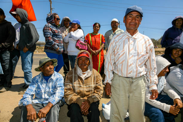 una reunión comunitaria de trabajadores agrícolas de temporada y diariamente en baja california méxico - trabajador emigrante fotografías e imágenes de stock