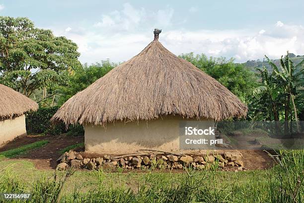 伝統的な村の近くルウェンゾリ山地 - ウガンダのストックフォトや画像を多数ご用意 - ウガンダ, かやぶき屋根, アフリカ