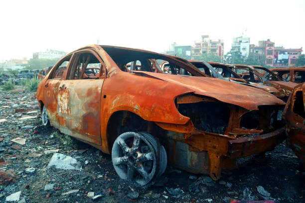 zardzewiały i spalony samochód przednia strona - car old rusty scrap metal zdjęcia i obrazy z banku zdjęć