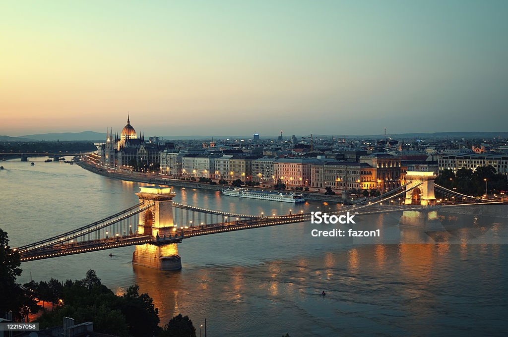 Budapeszt nocą na tle nieba - Zbiór zdjęć royalty-free (Architektura)