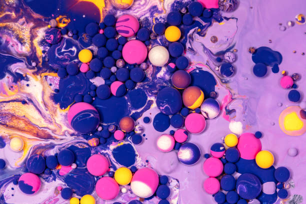 Acrylic paint balls abstract texture. Purple, blue, pink and yellow liquids mix. Creative multicolor background. Bright colors fluid, flowing wallpaper design. Mixed pigments violet backdrop bolas de pintura acrílica textura abstracta. los líquidos morados, azules, rosados y amarillos se mezclan. fondo creativo multicolor. colores brillantes fluido, diseño de fondo de pantalla fluido. pigmentos mixtos telón de fondo violeta.