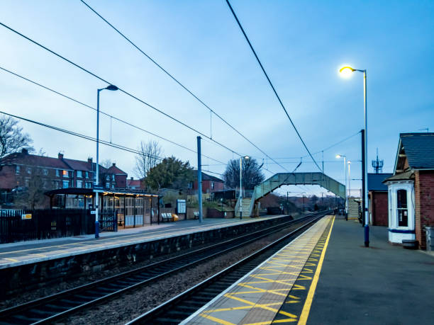 zona de alerta da plataforma ferroviária - british rail - fotografias e filmes do acervo