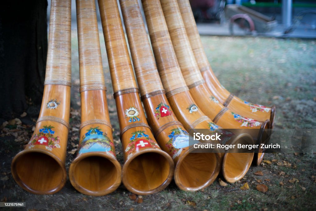 Alphorn_AlphörnermitWappen_Volksfest Assembly of alphorns with Swiss coat of arms Yodeling Stock Photo