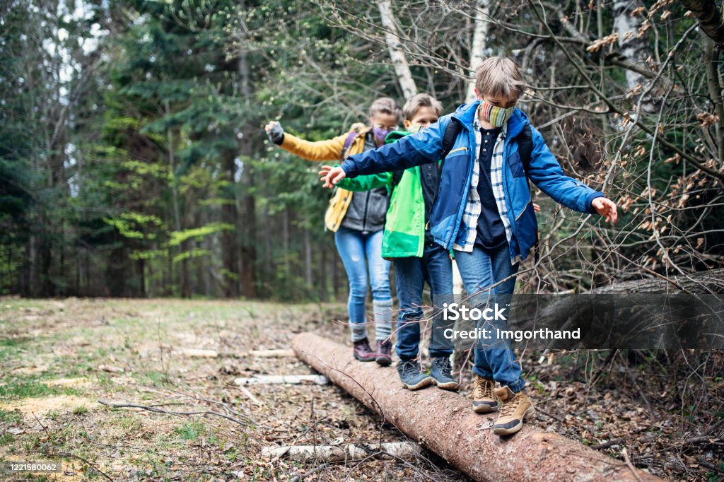 Familie beim Wandern im Wald während der COVID-19-Pandemie - Lizenzfrei Kind Stock-Foto