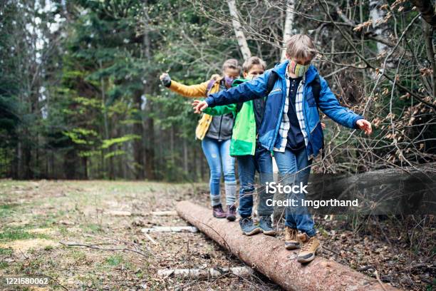 Familie Beim Wandern Im Wald Während Der Covid19pandemie Stockfoto und mehr Bilder von Kind