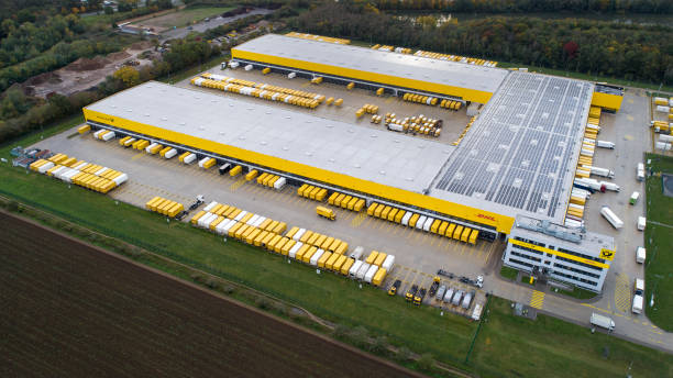 aerial view of dhl/deutsche post distribution hub obertshausen - deutsche post ag package germany occupation imagens e fotografias de stock