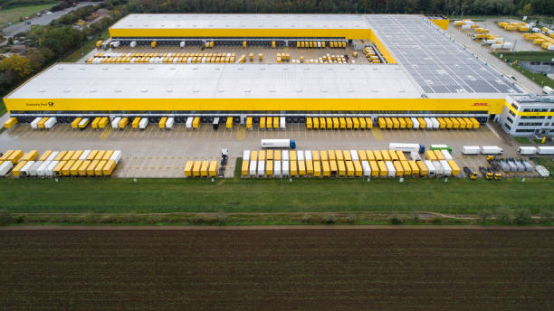 aerial view of dhl/deutsche post distribution hub obertshausen - deutsche post ag package germany occupation imagens e fotografias de stock