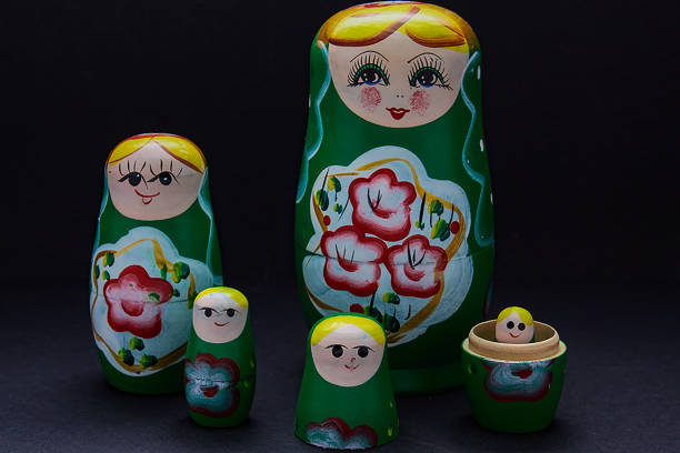 matryoshka - bambole di legno nidificate russe"n - russian nesting doll babushka matroshka art foto e immagini stock