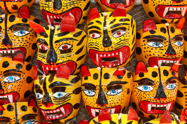 伝統的なカラフルなメキシコのマスク。タイガーヘッドメキシコの手工芸品 - 3683 ストックフォトと画像