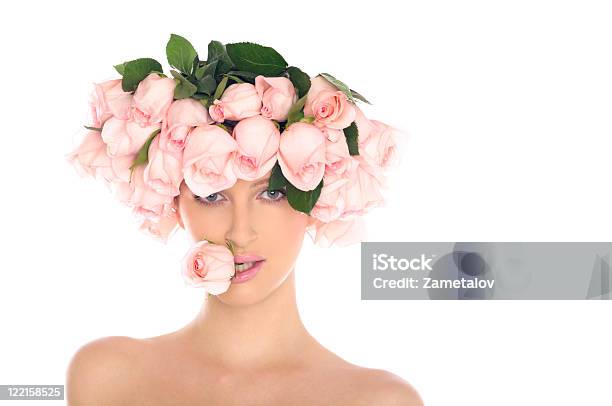 Photo libre de droit de Jeune Femme Dans Un Chapeau De Roses banque d'images et plus d'images libres de droit de Adulte - Adulte, Amour, Beauté