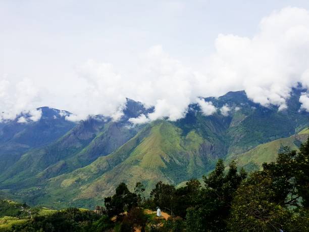 Green mountains and the white clouds