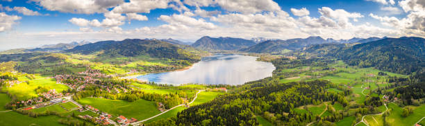 테게른제 호수 바이에른 알프스 독일. 공중 무인 항공기 파노라마 봄 - tegernsee lake tegernsee lake mountain 뉴스 사진 이미지