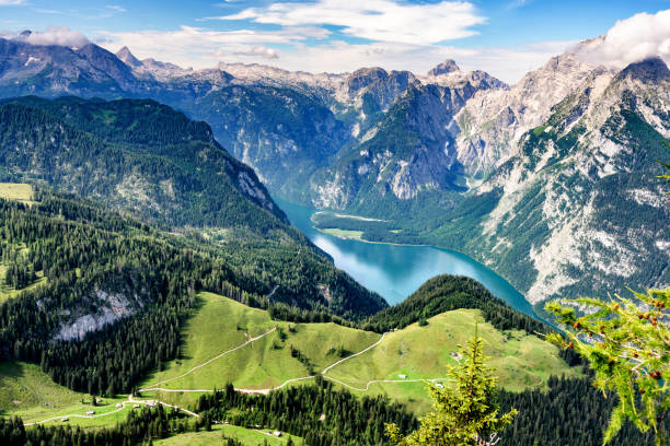 splendida vista sulle alpi bavaresi. parco nazionale berchtesgadener, baviera, germania - koenigsee foto e immagini stock