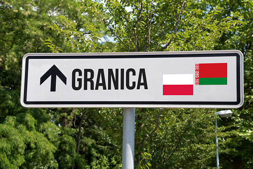 Un signo y frontera entre Polonia y Bielorrusia photo