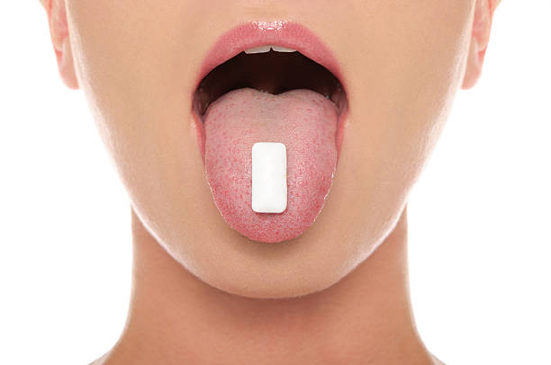 chewing gum in the tongue of woman - mensentong stockfoto's en -beelden