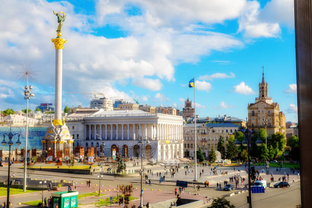 piazza indipendenza e statua a kiev, ucraina - kiev foto e immagini stock