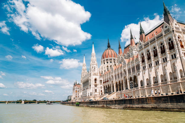 edificio del parlamento húngaro con río danubio en budapest, hungría - margit bridge fotos fotografías e imágenes de stock