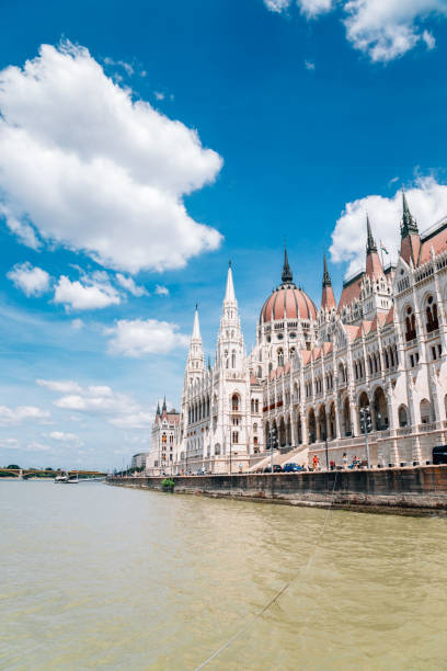 edificio del parlamento húngaro con río danubio en budapest, hungría - margit bridge fotos fotografías e imágenes de stock