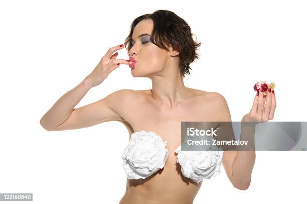 Photo libre de droit de Sexy Femme Avec De La Crème Sur Sa Poitrine Et Licks Doigt banque d'images et plus d'images libres de droit de Pâtisserie