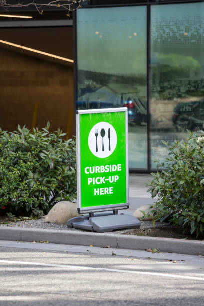 curbside pickup takeaway food sign während coronavirus covid-19 pandemie - day washington state vertical outdoors stock-fotos und bilder