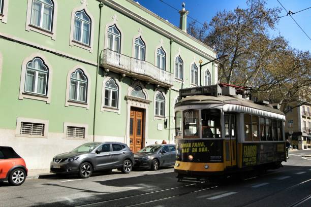 colorido tranvía a través de la calle de lisboa en primavera - cable car lisbon portugal portugal old fotografías e imágenes de stock