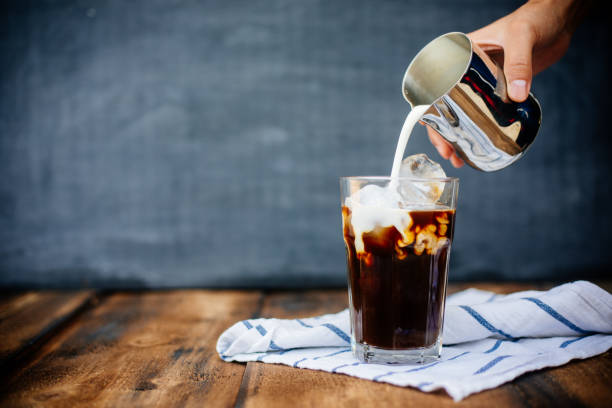 prepairing latte gelado em mesa de madeira - coffee latté milk cappuccino - fotografias e filmes do acervo