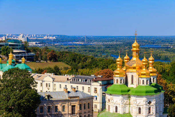 veduta della chiesa di tutti i santi a kiev pechersk lavra (monastero delle grotte di kiev) in ucraina. paesaggio urbano di kiev - kyiv orthodox church dome monastery foto e immagini stock